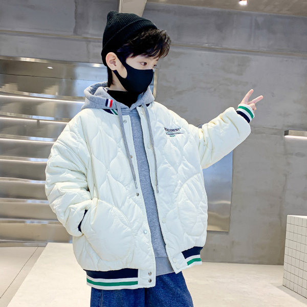 Hímzett mintával és kapucnival ellátott alkalmi kabát fiúknak