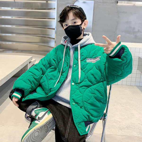 Hímzett mintával és kapucnival ellátott alkalmi kabát fiúknak