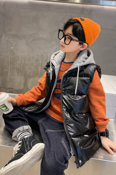 Modni prsluk s kapuljačom na vezice za dječake