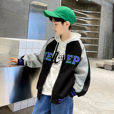 Gyermek sportdzseki mintával és kapucnival