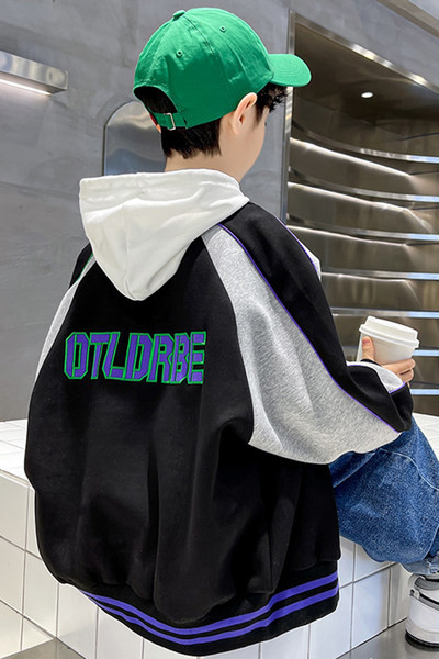 Gyermek sportdzseki mintával és kapucnival