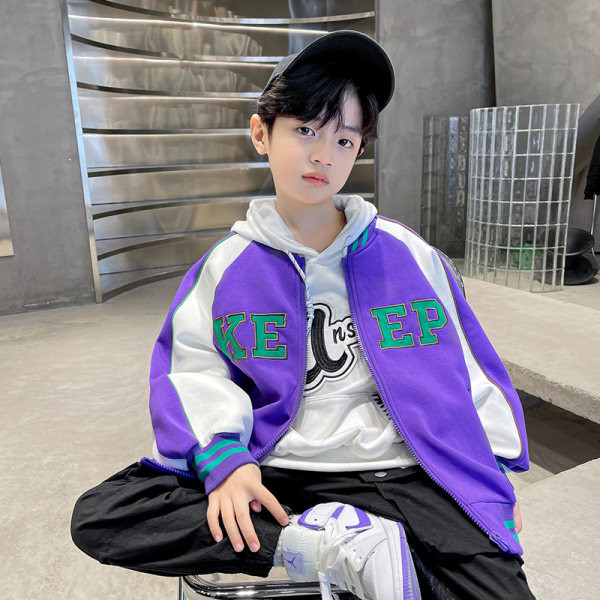 Gyermek sportdzseki mintával és kapucnival