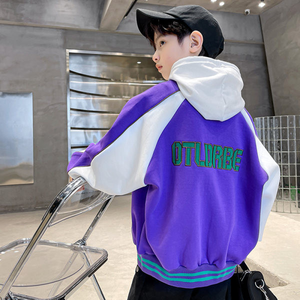 Gyermek sportdzseki mintával és kapucnival