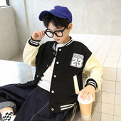 Kopčanje dječje jakne na gumb i džep