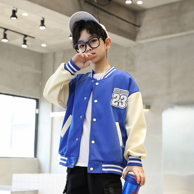 Kopčanje dječje jakne na gumb i džep