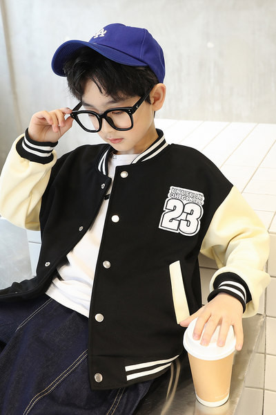 Kopčanje dječje jakne na gumb i džep