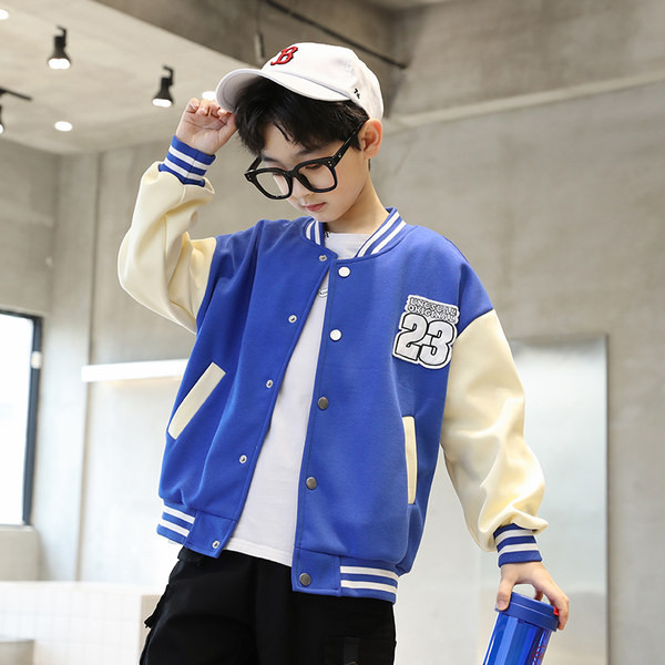 Kopčanje dječje jakne na gumb i džep