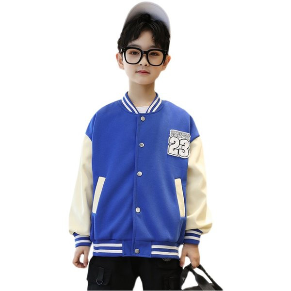 Kopčanje dječje jakne na gumb i džep