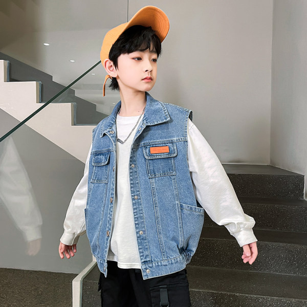 Vesta din denim nou model pentru baieti cu logo si buzunar