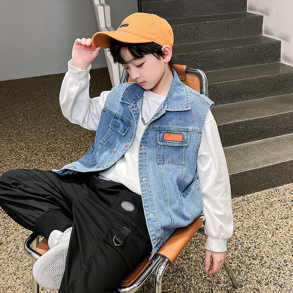Vesta din denim nou model pentru baieti cu logo si buzunar