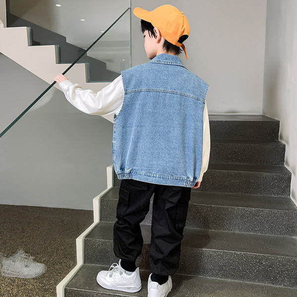 Vesta din denim nou model pentru baieti cu logo si buzunar