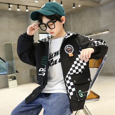 Sportinė striukė berniukui su gobtuvu ir užrašu