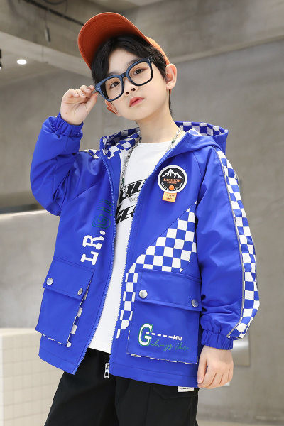 Sportinė striukė berniukui su gobtuvu ir užrašu