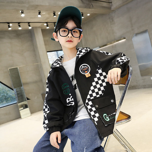 Sportinė striukė berniukui su gobtuvu ir užrašu