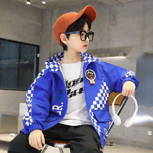 Sportinė striukė berniukui su gobtuvu ir užrašu