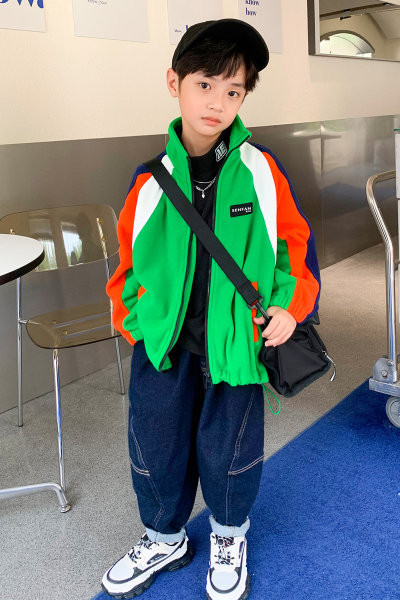 Sportska jakna s visokim ovratnikom za dječake