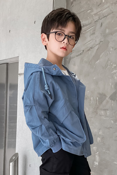 Vaikiška laisvalaikio striukė su gobtuvu su raišteliais