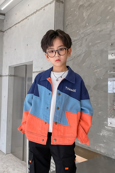 Divatos fiú kabát klasszikus gallérral és hímzett felirattal