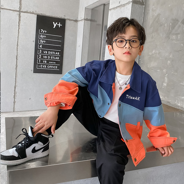 Divatos fiú kabát klasszikus gallérral és hímzett felirattal