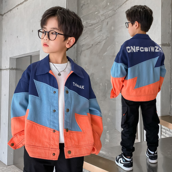 Divatos fiú kabát klasszikus gallérral és hímzett felirattal