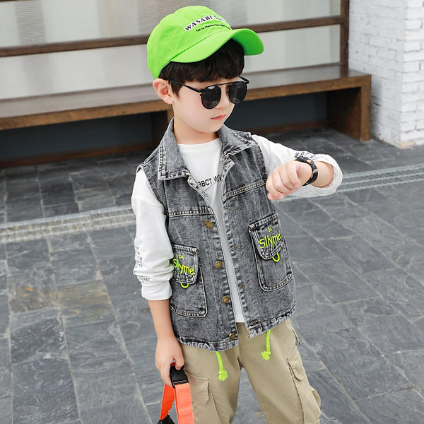 Moodne vest kaks tikandiga mudelit poistele