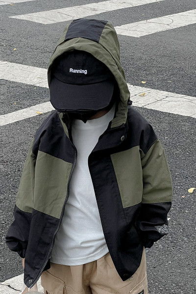 Őszi-tavaszi kabát fiúknak kapucnival