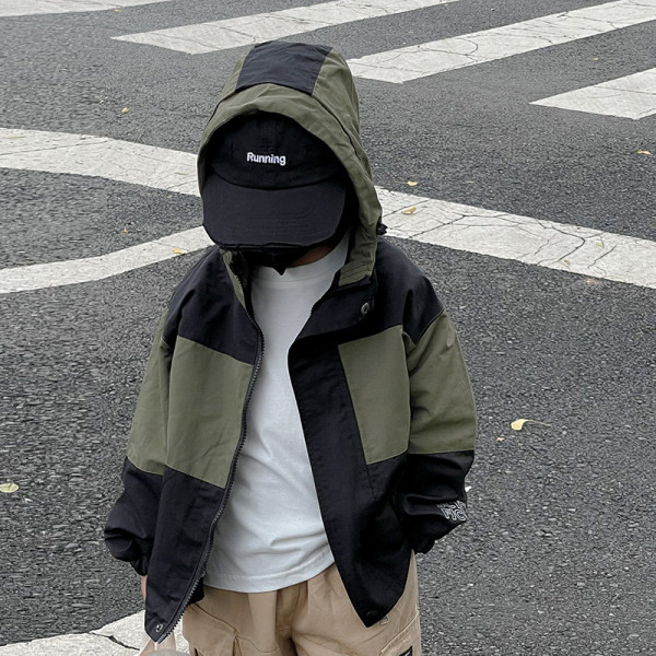 Őszi-tavaszi kabát fiúknak kapucnival