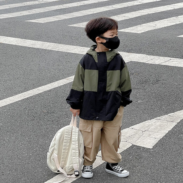 Őszi-tavaszi kabát fiúknak kapucnival