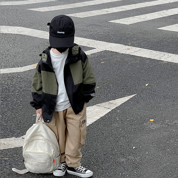 Őszi-tavaszi kabát fiúknak kapucnival