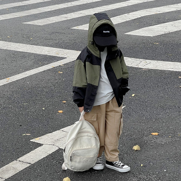 Őszi-tavaszi kabát fiúknak kapucnival