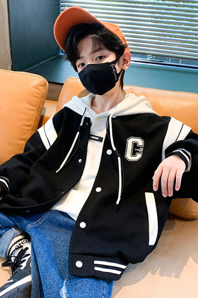 Sportinė striukė berniukui su gobtuvu