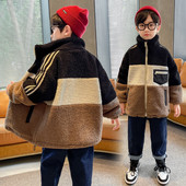 Madinga striukė berniukui su aukšta apykakle