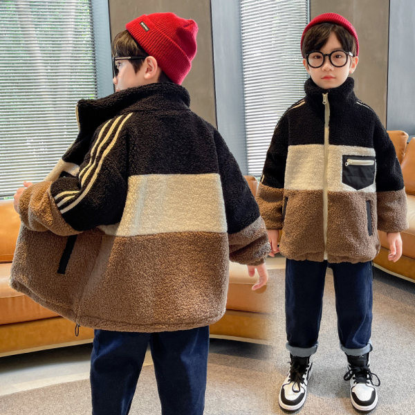 Madinga striukė berniukui su aukšta apykakle