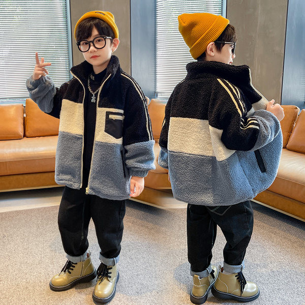 Madinga striukė berniukui su aukšta apykakle