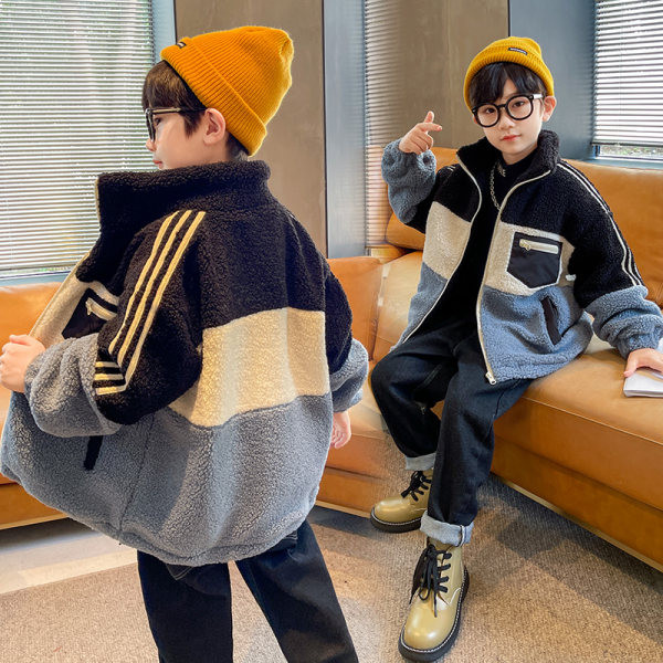 Madinga striukė berniukui su aukšta apykakle