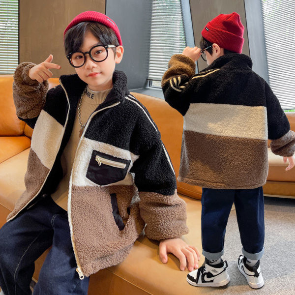 Madinga striukė berniukui su aukšta apykakle