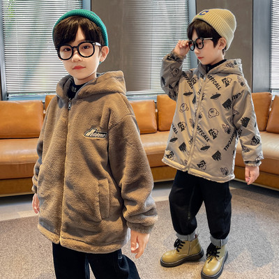 Alkalmi kabát hímzéssel és kapucnival