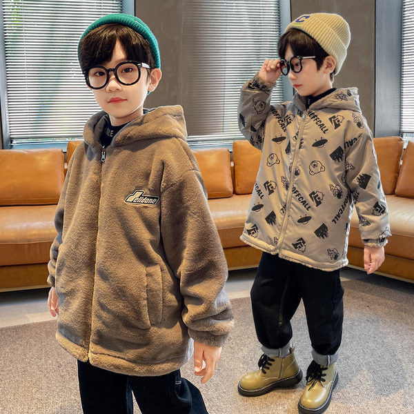 Alkalmi kabát hímzéssel és kapucnival