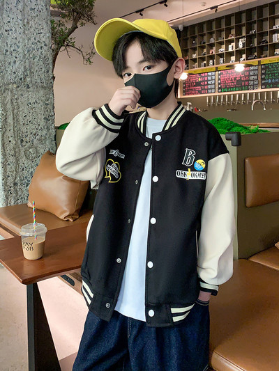 Tikandite ja nööpidega sügis-kevadine jakk