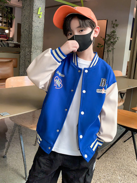 Tikandite ja nööpidega sügis-kevadine jakk