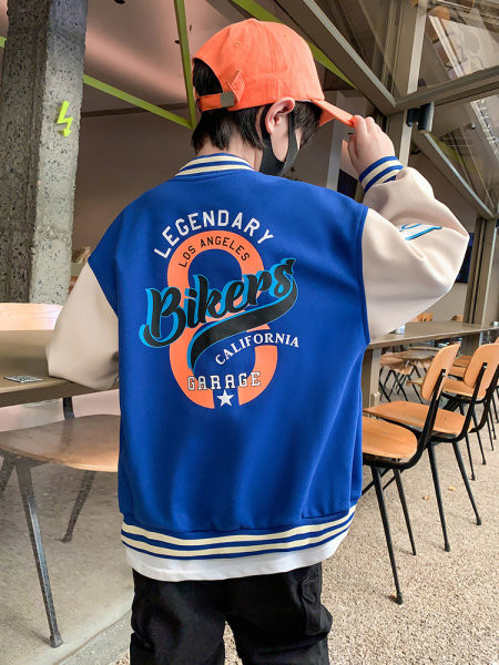 Tikandite ja nööpidega sügis-kevadine jakk