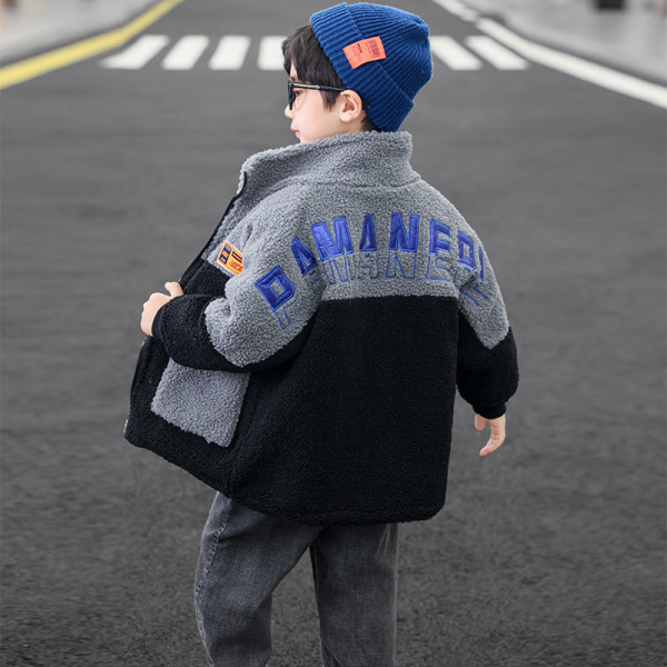 Vaikiška striukė berniukui su siuvinėjimu