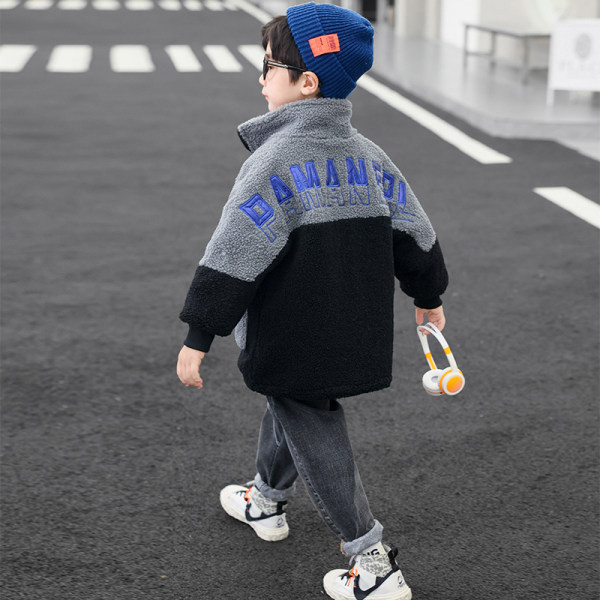 Vaikiška striukė berniukui su siuvinėjimu