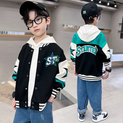 Vaikiškos striukės užsegimas sagomis ir gobtuvu