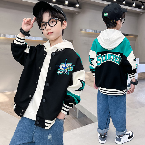 Vaikiškos striukės užsegimas sagomis ir gobtuvu