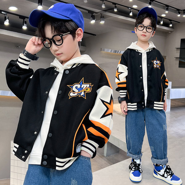 Vaikiškos striukės užsegimas sagomis ir gobtuvu