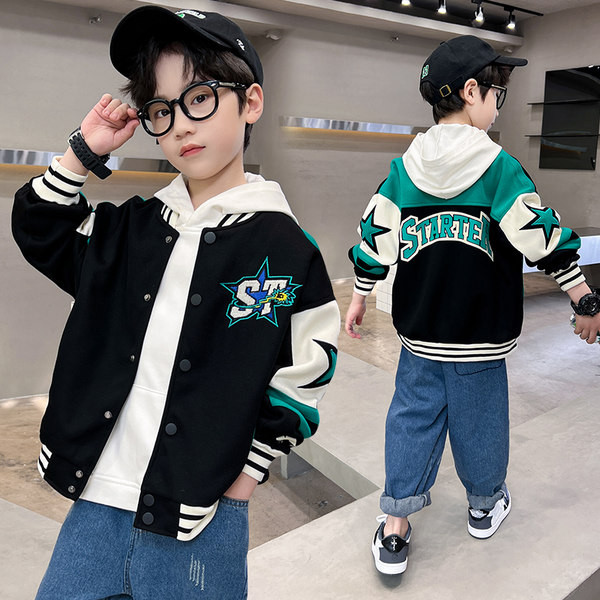 Vaikiškos striukės užsegimas sagomis ir gobtuvu