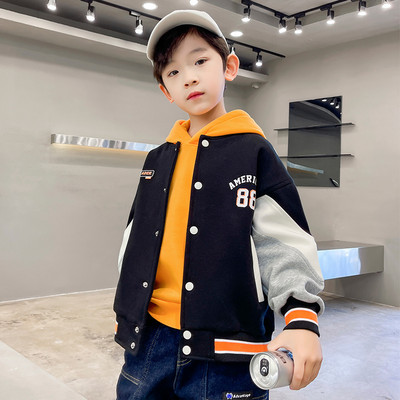 Alkalmi kabát fiúknak ovális nyakkivágással és mintával