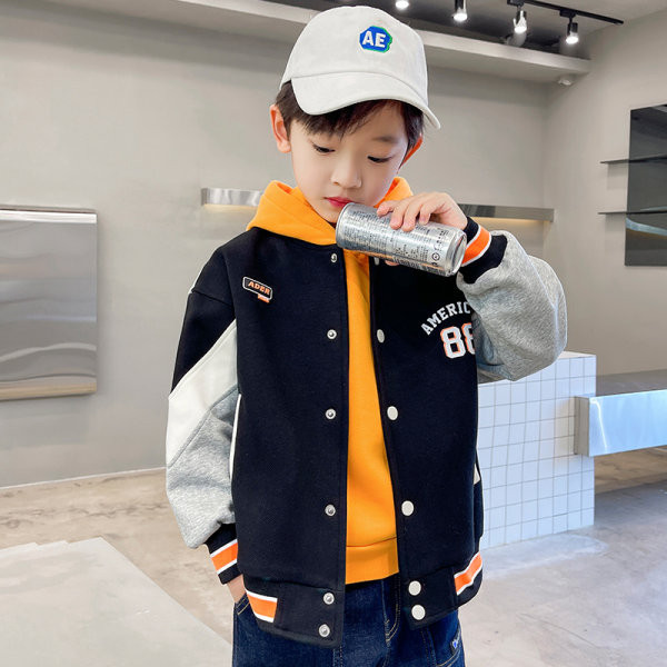 Alkalmi kabát fiúknak ovális nyakkivágással és mintával