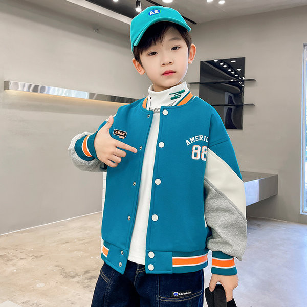 Alkalmi kabát fiúknak ovális nyakkivágással és mintával